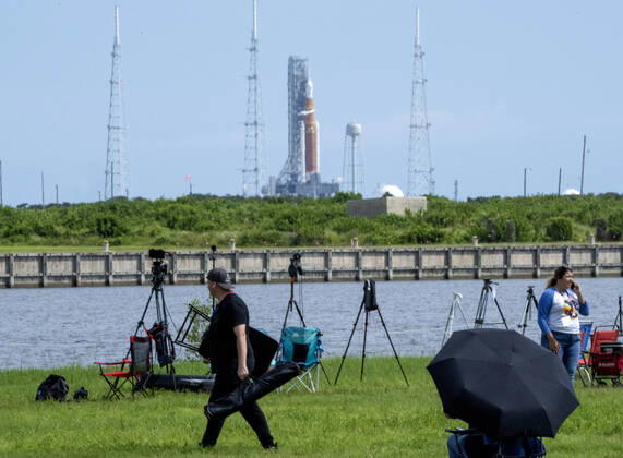 Bilder des Jahres 2022, News 09 September News Themen der Woche KW35 News Bilder des Tages People leave after the launch attempt of Artemis 1, in the background on Launch Pad 39B, was scrubbed at the Kennedy Space Center, Florida on Saturday, September 3, 2022. Artemis 1 was scheduled to orbit the moon as the first step for the United States to send astronauts back to the lunar surface after 50 years.  KSC2022090310 PatxBenic