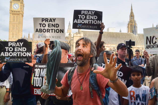 Bilder des Jahres 2022, News 09 September News Themen der Woche KW35 News Bilder des Tages September 3, 2022, London, England, United Kingdom: An anti-abortion protester holds a statue of the Virgin Mary. Pro-choice protesters gathered in Parliament Square as the March For Life, an anti-abortion rally, was taking place. Anti-abortion groups in the UK have been emboldened by the events in USA, with reports suggesting that US interest groups have been financing anti-abortion campaigns in the UK. London United Kingdom - ZUMAv130 20220903_zip_v130_036 Copyright: xVukxValcicx
