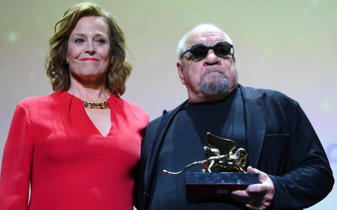 Bilder des Jahres 2022, Entertainment 09 September Entertainment Themen der Woche KW35 September 3, 2022, VENICE, ITALY: US filmmaker Paul Schrader (R) receives the Golden Lion for Lifetime Achievement Award from US actress Sigourney Weaver during the 79th annual Venice International Film Festival, in Venice, Italy, 03 September 2022. The film festival runs from 31 August to 10 September 2022. VENICE ITALY - ZUMAa110 20220903_zaf_a110_193 Copyright: xClaudioxOnoratix