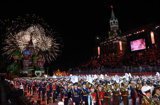 Bilder des Jahres 2022, News 09 September News Themen der Woche KW35 News Bilder des Tages Russland, MilitÃ¤r-Musik-Festival in Moskau MOSCOW, RUSSIA â€“ SEPTEMBER 4, 2022: A firework display over Red Square at the closing ceremony of the 2022 Spasskaya Tower International Military Music Festival. Artyom Geodakyan TASS  TS14087C