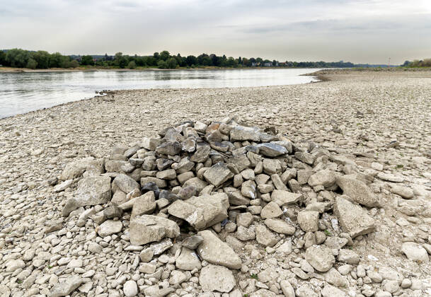 DEU , DEUTSCHLAND : Der ausgetrocknete Rhein bei Rhoendorf ( Rhöndorf ) , 17.08.2022 DEU , GERMANY : The dry river bed of Rhine river near Rhoendorf , 17.08.2022