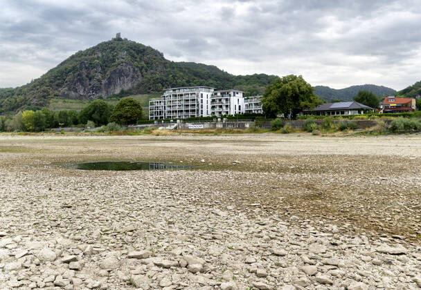 DEU , DEUTSCHLAND : Der ausgetrocknete Rhein bei Rhoendorf ( Rhöndorf ) Siebengebirge , im Hintergrund ist der Drachenfels , 17.08.2022 DEU , GERMANY : The dry river bed of Rhine river near Rhoendorf , in the background Drachenfels mountain ( Dragon Rock ) can be seen , 17.08.2022