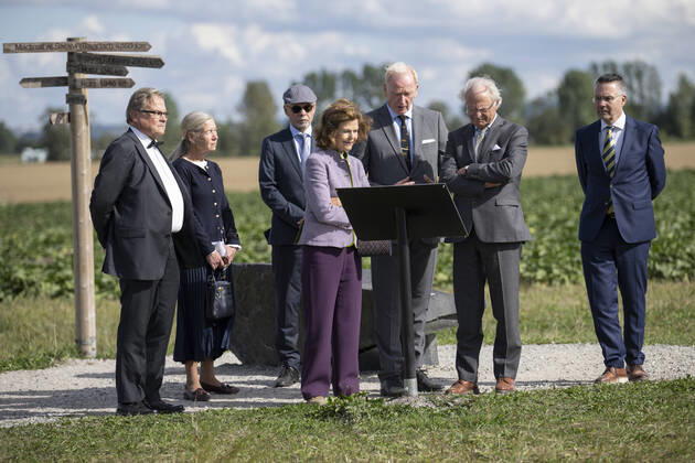 STAFFANSTORP 20220905 King Carl Gustaf and Queen Silvia, together with Mats Roslund, centre, Professor of Historical Archaeology, and County Governor Anneli Hulthén, left, and Lund University Vice-Chancellor Erik Renström, right, during a tour of the archaeological research site at Uppakra, Uppakra Archaeological Centre in Staffanstorp LUND SWEDEN x50090x  Copyright: xJohanxNilsson TTx KUNGAPARET LUND