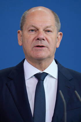 Empfang der Preistraeger des 57. Bundeswettbewerbs Jugend forscht durch den Bundeskanzler und die Bundesbildungsministerin Aktuell, 06.09.2022, Berlin, Bundeskanzler Olaf Scholz im Portrait bei seiner Ansprache zum Empfang der Preistraegerinnen und Preistraeger fuer den 57. Bundeswettbewerb Jugend forscht im Bundeskanzleramt Berlin Berlin Deutschland