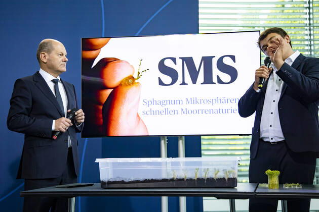 Bundeskanzler Olaf Scholz (L) mit dem Preistraeger vom 57. Jugend Forscht Cornelius-Aegidian Quint (R) im Kanzleramt in Berlin am 6. September 2022. Das Projekt des 18-Jährigen ermöglicht Moose auf Moorflaechen schnell wieder anzusiedeln um letztere zu renaturieren. Bundeskanzler Scholz empfangt die Preistraeger vom 57. Jugend Forscht