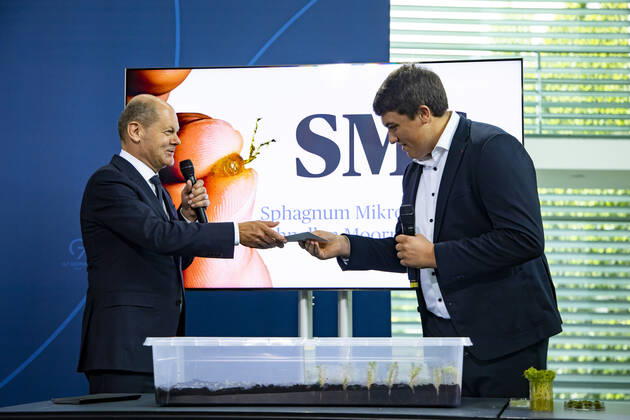 Bundeskanzler Olaf Scholz (L) ueberreicht dem Preistraeger vom 57. Jugend Forscht Cornelius-Aegidian Quint (R) seinen Preis im Kanzleramt in Berlin am 6. September 2022. Das Projekt des 18-Jährigen ermöglicht Moose auf Moorflaechen schnell wieder anzusiedeln um letztere zu renaturieren. Bundeskanzler Scholz empfangt die Preistraeger vom 57. Jugend Forscht