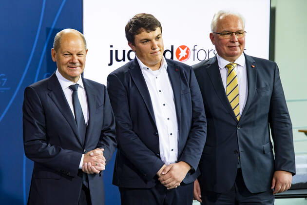(L-R) Bundeskanzler Olaf Schollz, der Preistraeger vom 57. Jugend Forscht Cornelius-Aegidian Quint und der Geschaeftsfuehrer der Stiftung Jugend forscht e.V. Sven Baszio im Kanzleramt in Berlin am 6. September 2022. Das Projekt des 18-Jährigen ermöglicht Moose auf Moorflaechen schnell wieder anzusiedeln um letztere zu renaturieren. Bundeskanzler Scholz empfangt die Preistraeger vom 57. Jugend Forscht