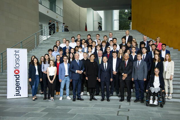 Bundeskanzler Scholz (C) posiert fuer ein Gruppenfoto mit den Preistraegern vom 57. Jugend Forscht im Kanzleramt in Berlin am 6. September 2022. Bundeskanzler Scholz empfangt die Preistraeger vom 57. Jugend Forscht