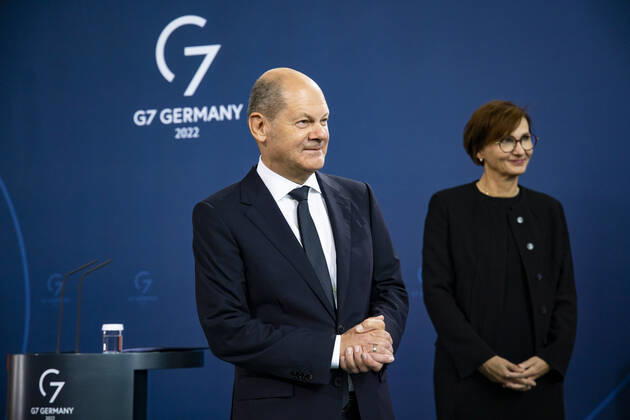 Bundeskanzler Olaf Scholz (L) und die Bundesminiterin fuer Bildung und Forschung Bettina Stark-Watzinger (R) mit dem Preistraeger vom 57. Jugend Forscht Cornelius-Aegidian Quint (R) im Kanzleramt in Berlin am 6. September 2022. Das Projekt des 18-Jährigen ermöglicht Moose auf Moorflaechen schnell wieder anzusiedeln um letztere zu renaturieren. Bundeskanzler Scholz empfangt die Preistraeger vom 57. Jugend Forscht