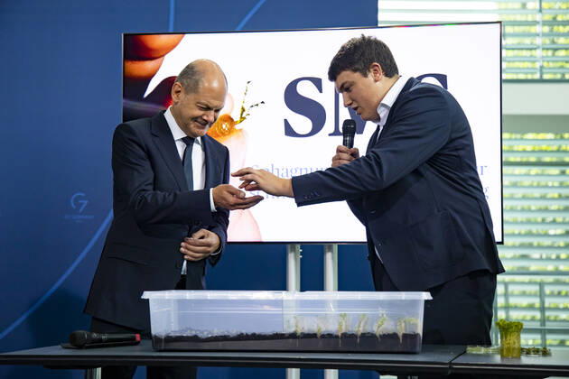 Bundeskanzler Olaf Scholz (L) mit dem Preistraeger vom 57. Jugend Forscht Cornelius-Aegidian Quint (R) im Kanzleramt in Berlin am 6. September 2022. Das Projekt des 18-Jährigen ermöglicht Moose auf Moorflaechen schnell wieder anzusiedeln um letztere zu renaturieren. Bundeskanzler Scholz empfangt die Preistraeger vom 57. Jugend Forscht