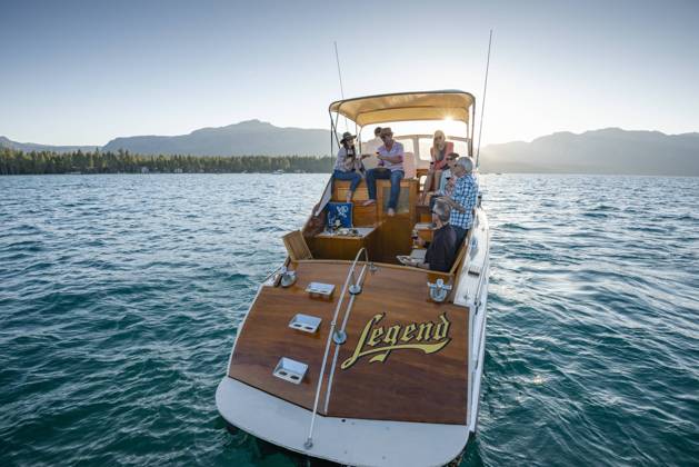 A group of friends cruise on a yacht on a Summer afternoon. United States, California, South Lake Tahoe CR_TFBM2208258D-1029725-01 ,model released, Symbolfoto ,property released