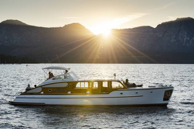 A luxurious yacht cruises during sunset. United States, California, South Lake Tahoe CR_TFBM2208258D-1029733-01 ,model released, Symbolfoto ,property released
