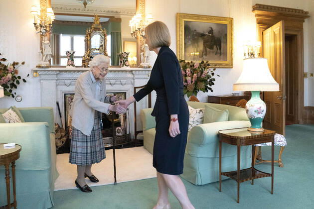. 06 09 2022. Balmoral, United Kingdom. Queen Elizabeth II welcomes Liz Truss, during an audience at Balmoral, Scotland, where she invited the newly elected leader of the Conservative party to become the new Prime Minister of the United Kingdom.  xi-Imagesx Poolx IIM-23731-0001