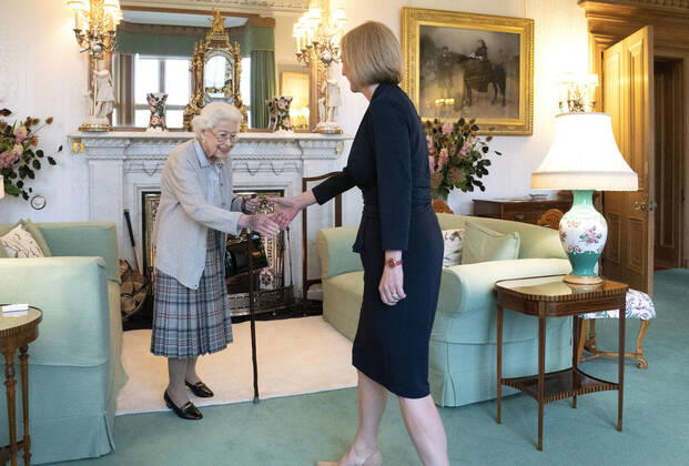 Entertainment Themen der Woche KW36 Entertainment Bilder des Tages . 06 09 2022. Balmoral, United Kingdom. Queen Elizabeth II welcomes Liz Truss, during an audience at Balmoral, Scotland, where she invited the newly elected leader of the Conservative party to become the new Prime Minister of the United Kingdom.  xi-Imagesx Poolx IIM-23731-0004