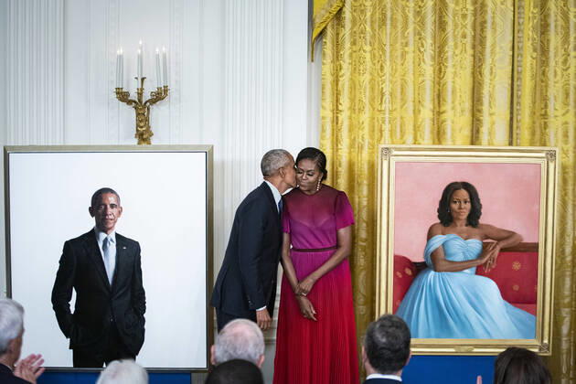 Bilder des Jahres 2022, News 09 September News Themen der Woche KW36 News Bilder des Tages Former President Barack Obama kisses former First Lady Michelle Obama as their official White House portraits are unveiled in the East Room of the White House in Washington, DC on Wednesday, September 7, 2022. The portraits of the former president and first lady were painted by Robert McCurdy and Sharon Sprung, respectively.  WAP20220907537 AlxDrago