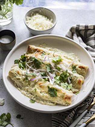 IMAGO Creative, Food, Enchiladas Cheesy enchiladas filled with chredded chicken and black beans, served with creamy sauce Copyright: xMariaxSamarinaxSquiresx MS240619-28