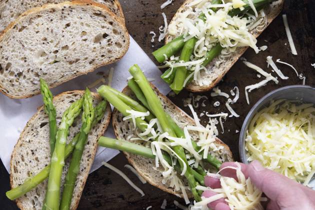 IMAGO Creative: Food, Spargel Cheese sprinkled over asparagus on wholegrain sourdough bread. Copyright: xVickixValex VV181020-3