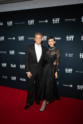Bilder des Jahres 2022, Entertainment 09 September Entertainment Themen der Woche KW36 Entertainment Bilder des Tages September 8, 2022, Toronto, ON, Canada: Matthias Schweighofer attends the Opening Night Gala Premiere of The Swimmers during the 2022 Toronto International Film Festival at Roy Thomson Hall on September 08, 2022 in Toronto, Ontario. Toronto Canada - ZUMAs181 20220908_zea_s181_052 Copyright: xImagespacex