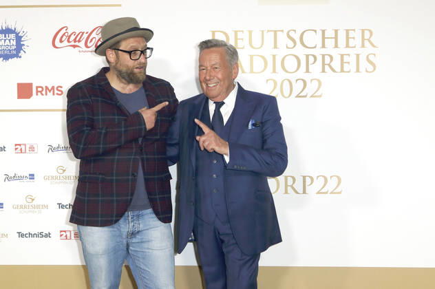 Gregor Meyle und Roland Kaiser bei der Verleihung des Deutschen Radiopreises 2022 im Schuppen 52. Hamburg, 08.09.2022