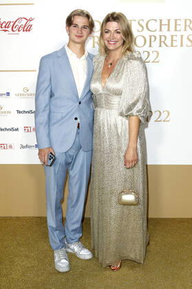 Nina Bott mit ihrem Sohn Lennox König bei der Verleihung des Deutschen Radiopreises 2022 im Schuppen 52. Hamburg, 08.09.2022