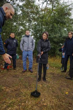 Ukraine-Krieg, Jahrestag der Invasion, Persönlichkeiten besuchen die Ukraine, Archivbilder Annalena Baerbock (Buendnis 90 Die Gruenen), Bundesaussenministerin, besucht in einem Vorort von Kiew das Minenraeumprojekt von HALO (Hazardous Area Life-support Organization). Welyka Dymerka, 10.09.2022 Welyka Dymerka Ukraine Copyright: xThomasxTrutschelx