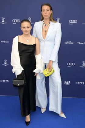 Jasna Fritzi Bauer und Katharina Zorn bei der Verleihung des Deutschen Schauspielpreises 2022 im Restaurant Spindler & Klatt. Berlin, 09.09.2022