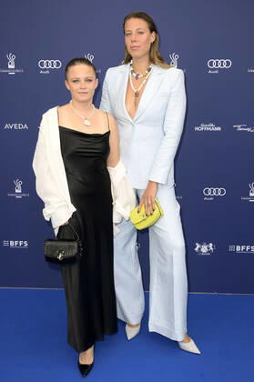 Jasna Fritzi Bauer und Katharina Zorn bei der Verleihung des Deutschen Schauspielpreises 2022 im Restaurant Spindler & Klatt. Berlin, 09.09.2022