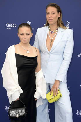 Jasna Fritzi Bauer und Katharina Zorn bei der Verleihung des Deutschen Schauspielpreises 2022 im Restaurant Spindler & Klatt. Berlin, 09.09.2022