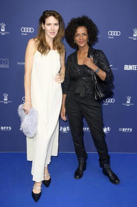 Julia Malik und Dennenesch Zoude bei der Verleihung des Deutschen Schauspielpreises 2022 im Restaurant Spindler & Klatt. Berlin, 09.09.2022