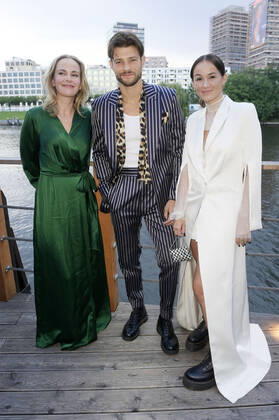 Denise Zich, Eugen Bauder und Mogli bei der Verleihung des Deutschen Schauspielpreises 2022 im Restaurant Spindler & Klatt. Berlin, 09.09.2022