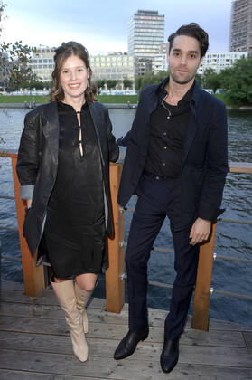 Maximilian Befort mit Begleitung bei der Verleihung des Deutschen Schauspielpreises 2022 im Restaurant Spindler & Klatt. Berlin, 09.09.2022