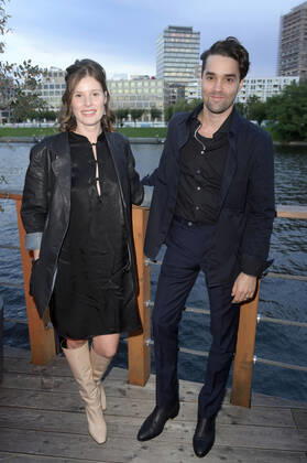 Maximilian Befort mit Begleitung bei der Verleihung des Deutschen Schauspielpreises 2022 im Restaurant Spindler & Klatt. Berlin, 09.09.2022