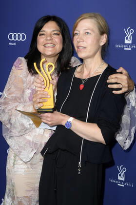 Jasmin Tabatabai und Jule Böwe bei der Verleihung des Deutschen Schauspielpreises 2022 im Restaurant Spindler & Klatt. Berlin, 09.09.2022