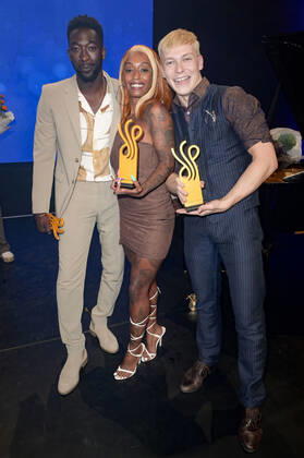 Farba Dieng, Nura und Julius Nitschkoff bei der Verleihung des Deutschen Schauspielpreises 2022 im Restaurant Spindler & Klatt. Berlin, 09.09.2022