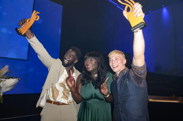 Farba Dieng, Thelma Buabeng und Julius Nitschkoff bei der Verleihung des Deutschen Schauspielpreises 2022 im Restaurant Spindler & Klatt. Berlin, 09.09.2022