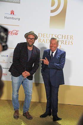 Gregor Meyle und Roland Kaiser bei der Verleihung des 13. Deutschen Radiopreises 2022 im Schuppen 52. Hamburg, 08.09.2022 Verleihung des 13. Deutschen Radiopreises 2022 in Hamburg, Hamburg Hamburg Deutschland Hamburg