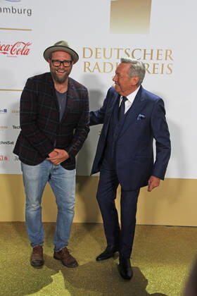 Gregor Meyle und Roland Kaiser bei der Verleihung des 13. Deutschen Radiopreises 2022 im Schuppen 52. Hamburg, 08.09.2022 Verleihung des 13. Deutschen Radiopreises 2022 in Hamburg, Hamburg Hamburg Deutschland Hamburg