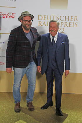 Gregor Meyle und Roland Kaiser bei der Verleihung des 13. Deutschen Radiopreises 2022 im Schuppen 52. Hamburg, 08.09.2022 Verleihung des 13. Deutschen Radiopreises 2022 in Hamburg, Hamburg Hamburg Deutschland Hamburg