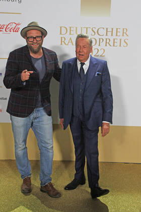 Gregor Meyle und Roland Kaiser bei der Verleihung des 13. Deutschen Radiopreises 2022 im Schuppen 52. Hamburg, 08.09.2022 Verleihung des 13. Deutschen Radiopreises 2022 in Hamburg, Hamburg Hamburg Deutschland Hamburg