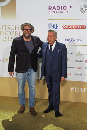 Gregor Meyle und Roland Kaiser bei der Verleihung des 13. Deutschen Radiopreises 2022 im Schuppen 52. Hamburg, 08.09.2022 Verleihung des 13. Deutschen Radiopreises 2022 in Hamburg, Hamburg Hamburg Deutschland Hamburg