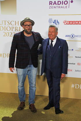 Gregor Meyle und Roland Kaiser bei der Verleihung des 13. Deutschen Radiopreises 2022 im Schuppen 52. Hamburg, 08.09.2022 Verleihung des 13. Deutschen Radiopreises 2022 in Hamburg, Hamburg Hamburg Deutschland Hamburg