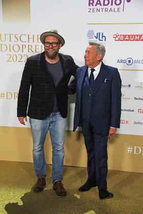 Gregor Meyle und Roland Kaiser bei der Verleihung des 13. Deutschen Radiopreises 2022 im Schuppen 52. Hamburg, 08.09.2022 Verleihung des 13. Deutschen Radiopreises 2022 in Hamburg, Hamburg Hamburg Deutschland Hamburg