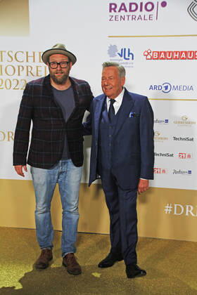 Gregor Meyle und Roland Kaiser bei der Verleihung des 13. Deutschen Radiopreises 2022 im Schuppen 52. Hamburg, 08.09.2022 Verleihung des 13. Deutschen Radiopreises 2022 in Hamburg, Hamburg Hamburg Deutschland Hamburg