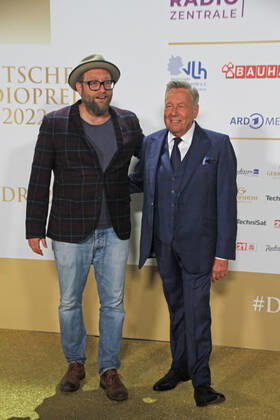 Gregor Meyle und Roland Kaiser bei der Verleihung des 13. Deutschen Radiopreises 2022 im Schuppen 52. Hamburg, 08.09.2022 Verleihung des 13. Deutschen Radiopreises 2022 in Hamburg, Hamburg Hamburg Deutschland Hamburg