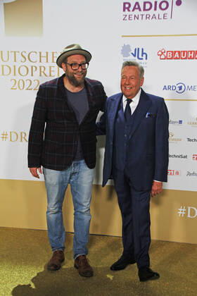 Gregor Meyle und Roland Kaiser bei der Verleihung des 13. Deutschen Radiopreises 2022 im Schuppen 52. Hamburg, 08.09.2022 Verleihung des 13. Deutschen Radiopreises 2022 in Hamburg, Hamburg Hamburg Deutschland Hamburg