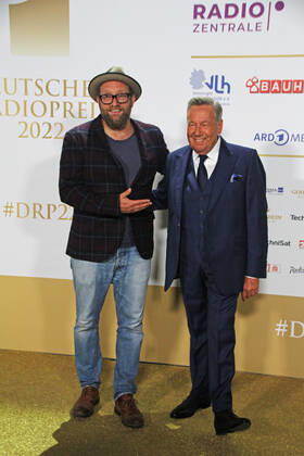 Gregor Meyle und Roland Kaiser bei der Verleihung des 13. Deutschen Radiopreises 2022 im Schuppen 52. Hamburg, 08.09.2022 Verleihung des 13. Deutschen Radiopreises 2022 in Hamburg, Hamburg Hamburg Deutschland Hamburg