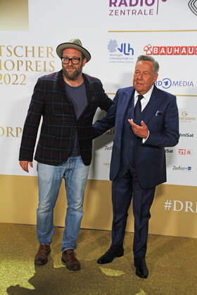 Gregor Meyle und Roland Kaiser bei der Verleihung des 13. Deutschen Radiopreises 2022 im Schuppen 52. Hamburg, 08.09.2022 Verleihung des 13. Deutschen Radiopreises 2022 in Hamburg, Hamburg Hamburg Deutschland Hamburg