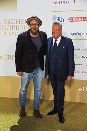 Gregor Meyle und Roland Kaiser bei der Verleihung des 13. Deutschen Radiopreises 2022 im Schuppen 52. Hamburg, 08.09.2022 Verleihung des 13. Deutschen Radiopreises 2022 in Hamburg, Hamburg Hamburg Deutschland Hamburg