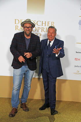 Gregor Meyle und Roland Kaiser bei der Verleihung des 13. Deutschen Radiopreises 2022 im Schuppen 52. Hamburg, 08.09.2022 Verleihung des 13. Deutschen Radiopreises 2022 in Hamburg, Hamburg Hamburg Deutschland Hamburg
