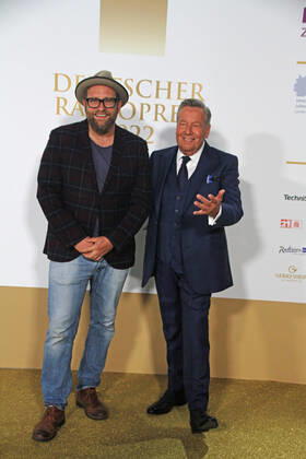 Gregor Meyle und Roland Kaiser bei der Verleihung des 13. Deutschen Radiopreises 2022 im Schuppen 52. Hamburg, 08.09.2022 Verleihung des 13. Deutschen Radiopreises 2022 in Hamburg, Hamburg Hamburg Deutschland Hamburg